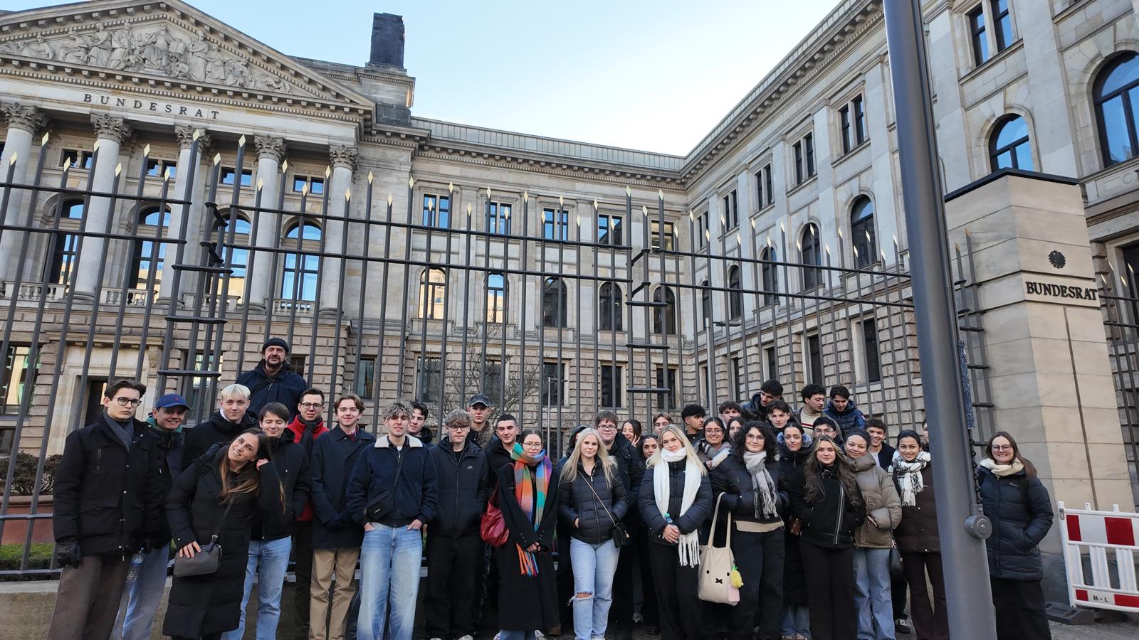 Das Bild zeigt die PoWi-LKs vor dem Bundesrat in Berlin.