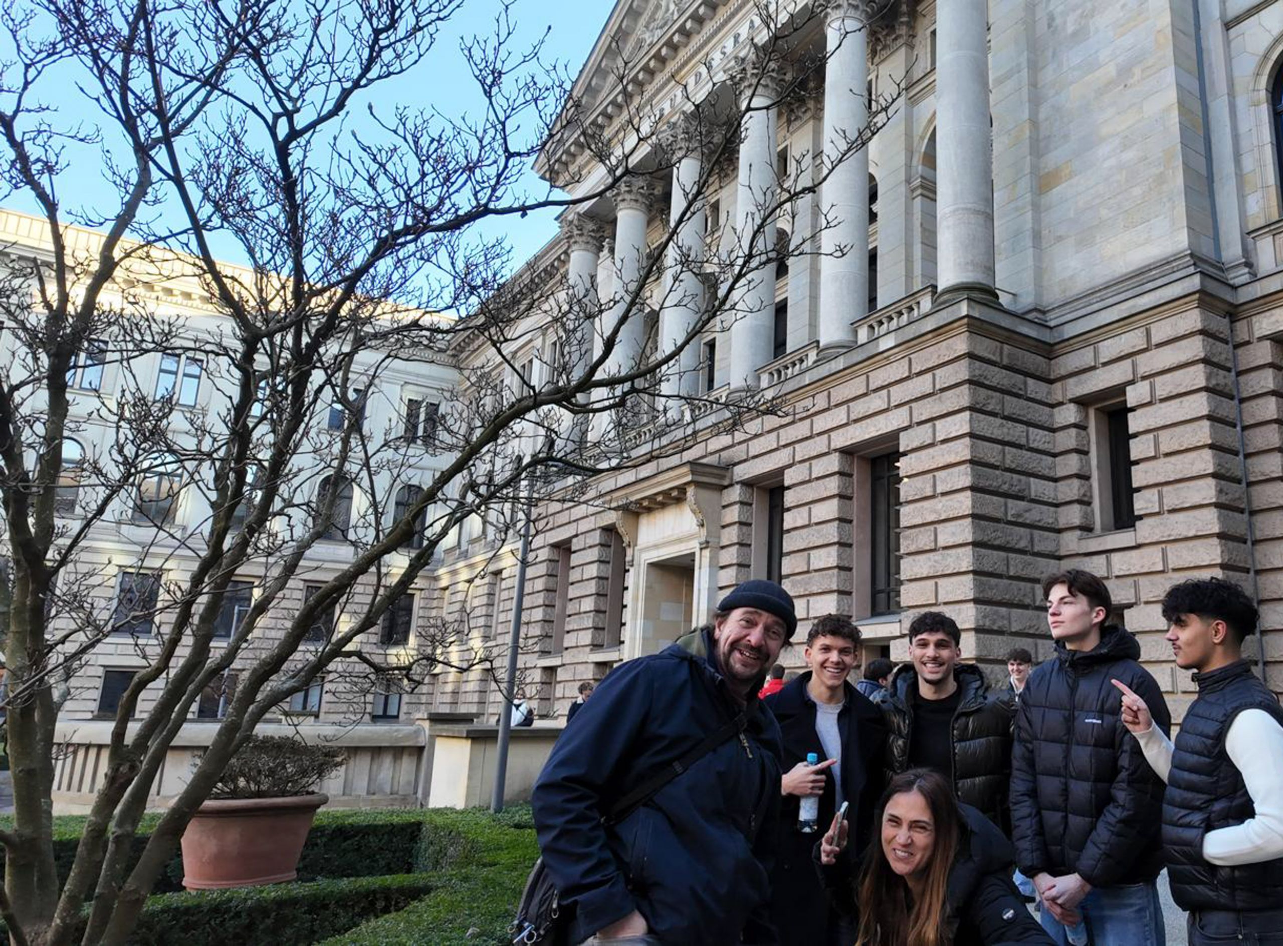 2026-02-02_CK_image5_Ausschn f HP Das Foto zeigt einen Teil der PoWi-Gruppe im Vorhof des Bundesrats in Berlin.