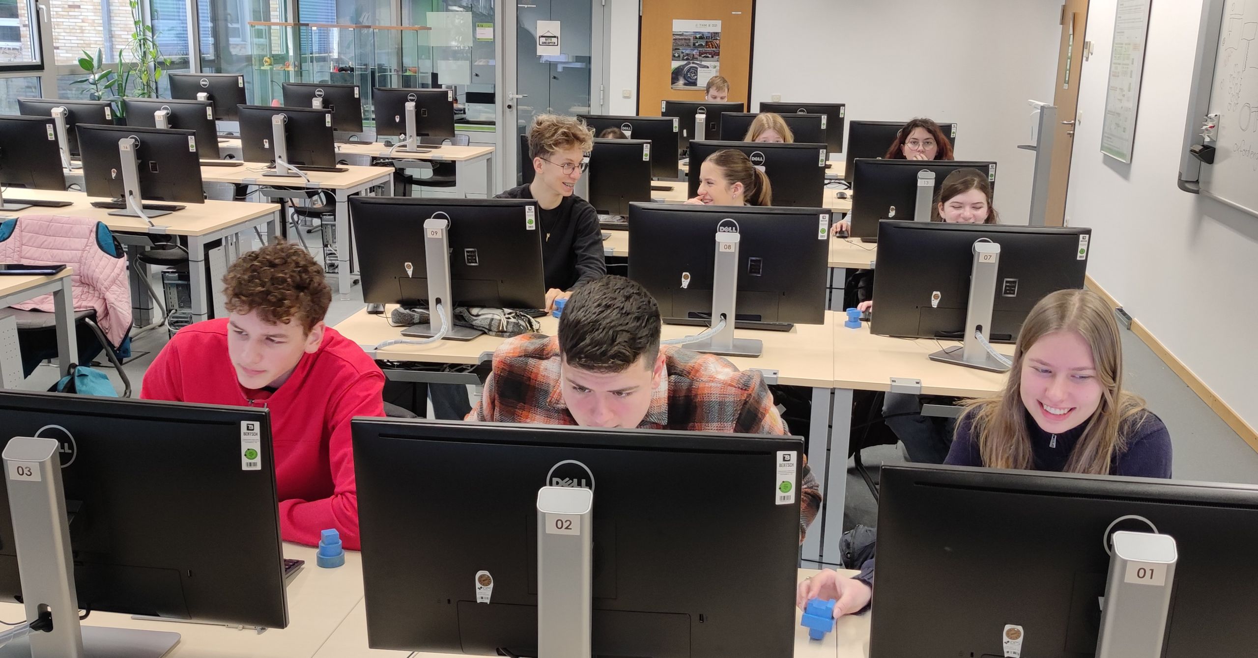 Teilnehmende des Workshops werden am Computer kreativ.