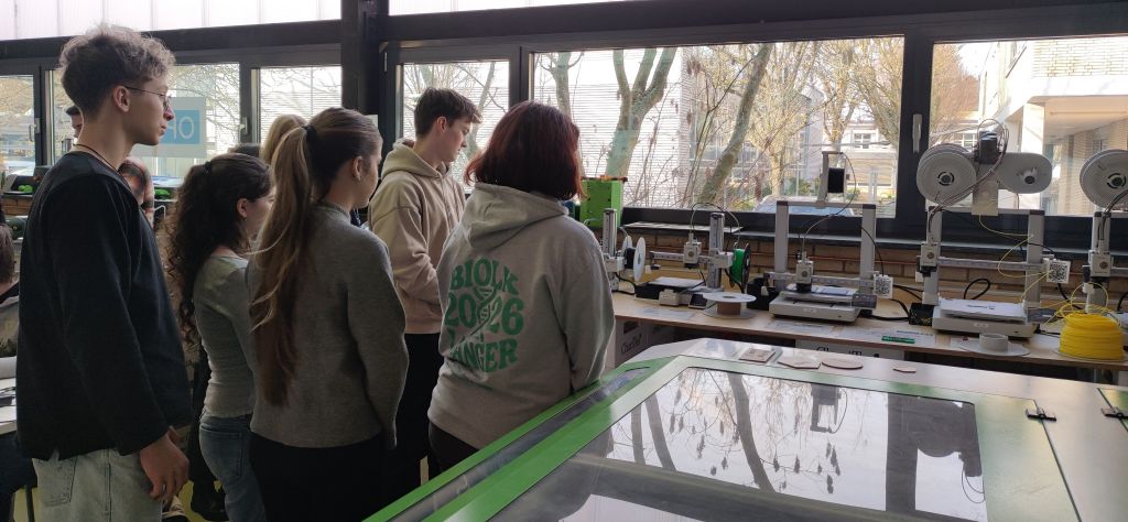 Teilnehmende des Workshops bestaunen die Ausrüstung an der THM.