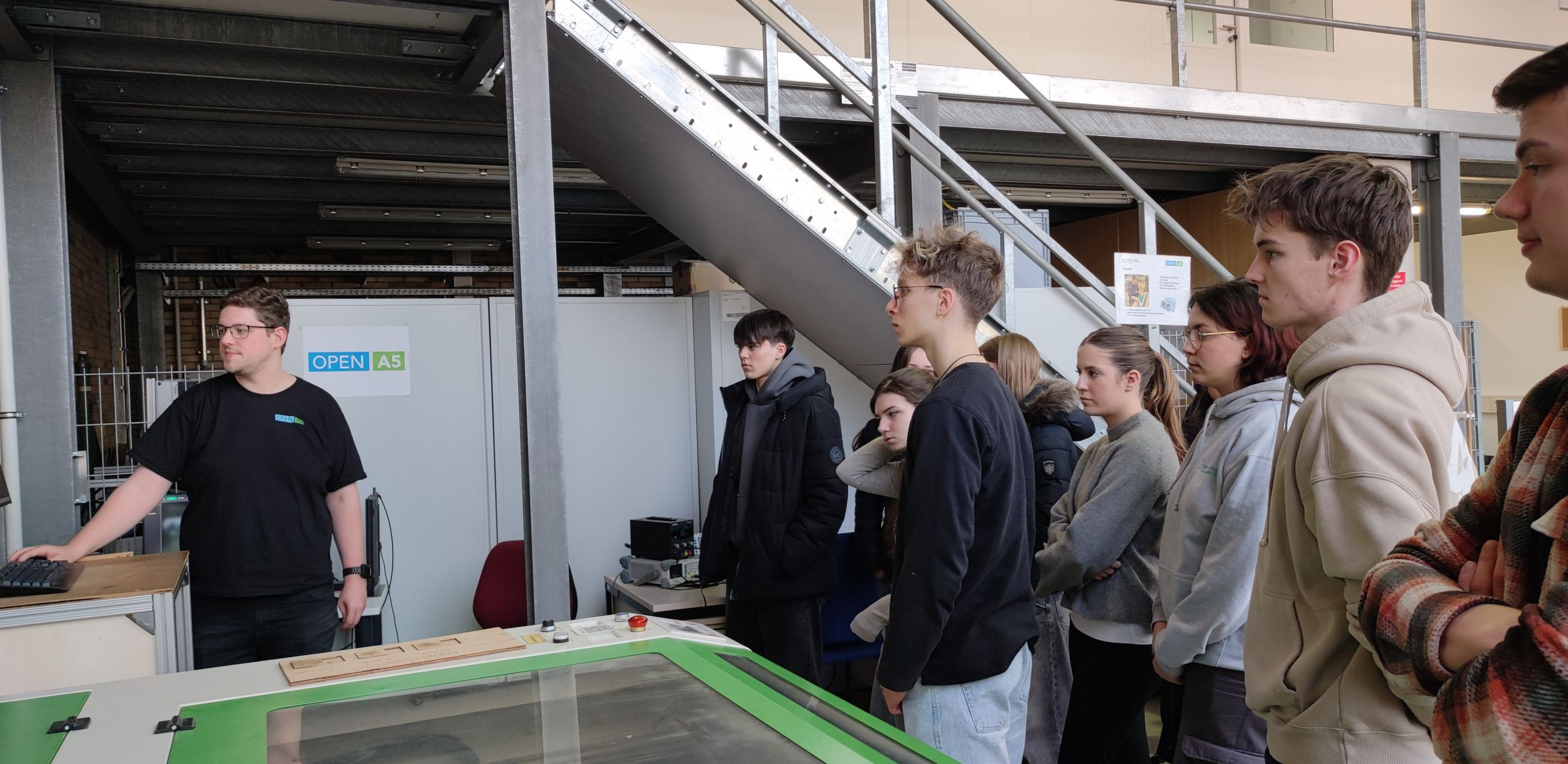 Das Bild zeigt die Teilnehmenden des Workshops bei einer Vorführung an der THM.