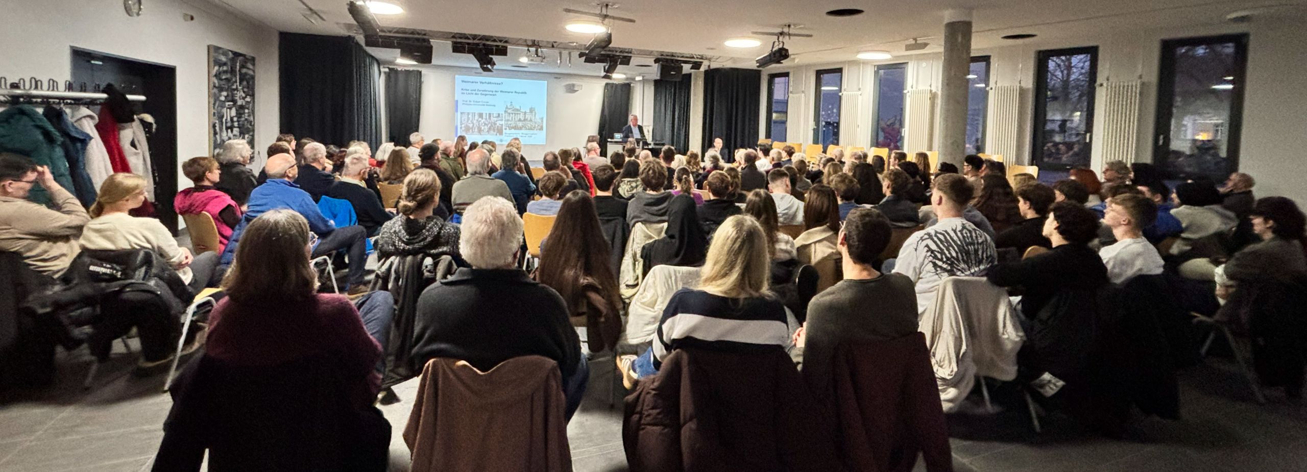 Hier sieht man die vielen Besucher des Vortrags in der Aula des Burggymnasiums.