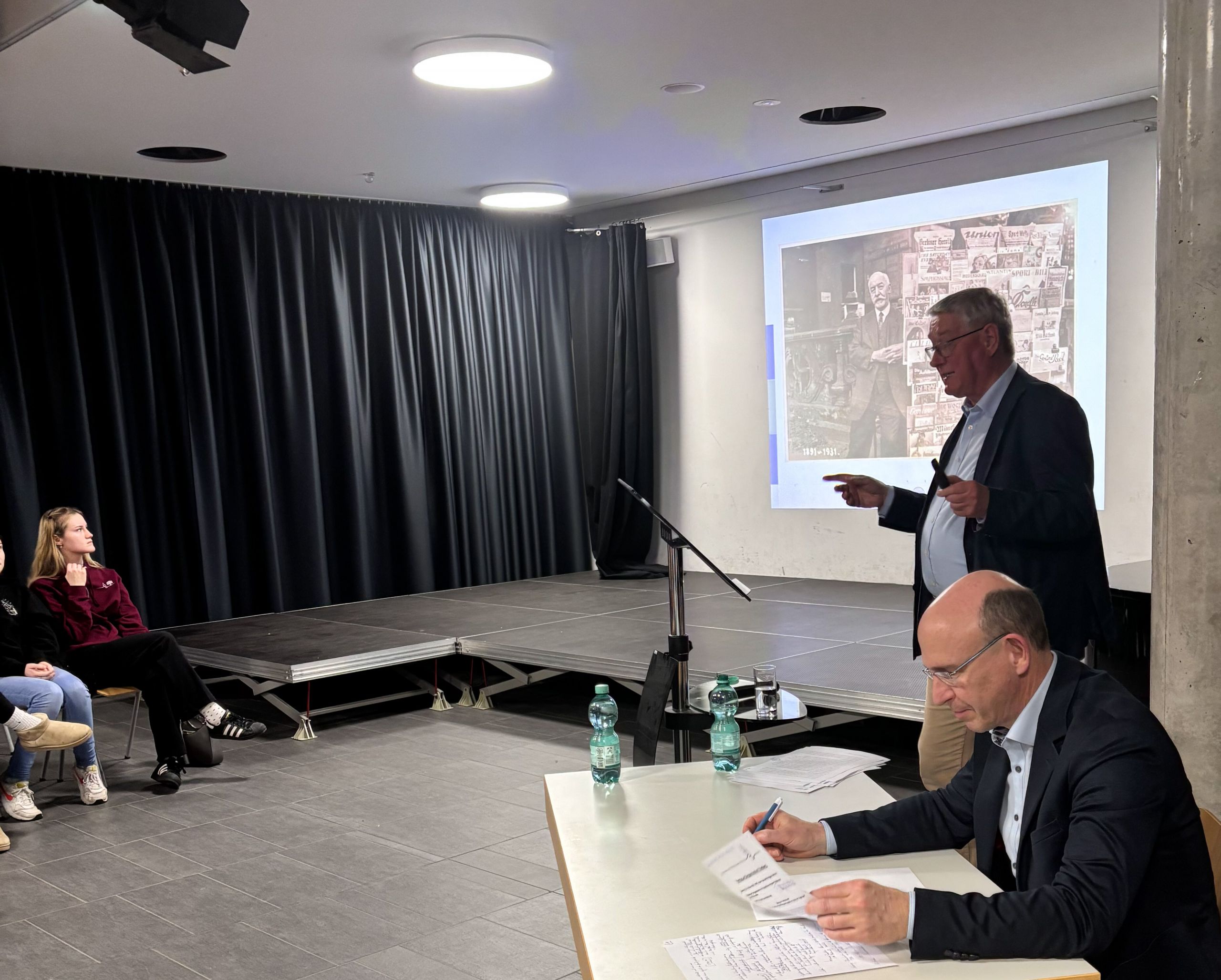 Dieses Bild zeigt Prof. Dr. Conze während seines Vortrags am Burggymnasium.