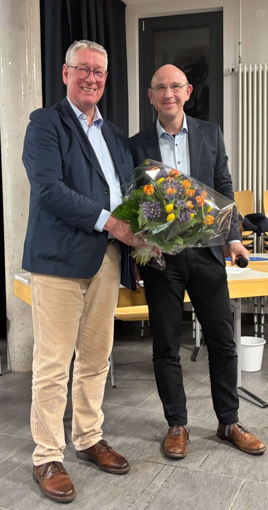 Auf diesem Bild überreicht Prof. Dr. Jendorff Herrn Prof. Dr. Conze einen großen Blumenstrauß.