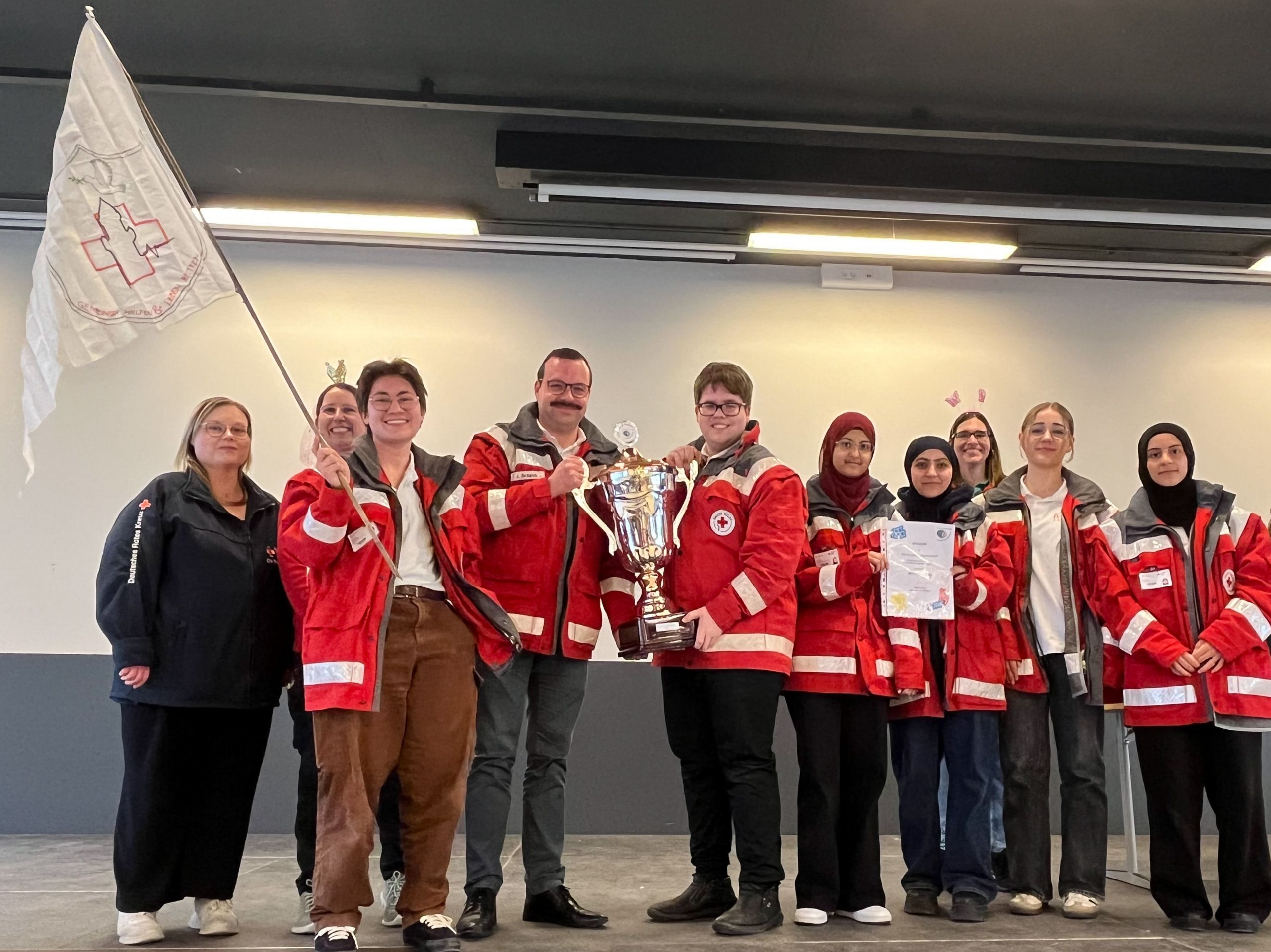 Auf diesem Bild sieht man die Wettbewerbsgruppe des Schulsanitätsdienstes des Burggymnasiums und Mitarbeiterinnen des JRK.