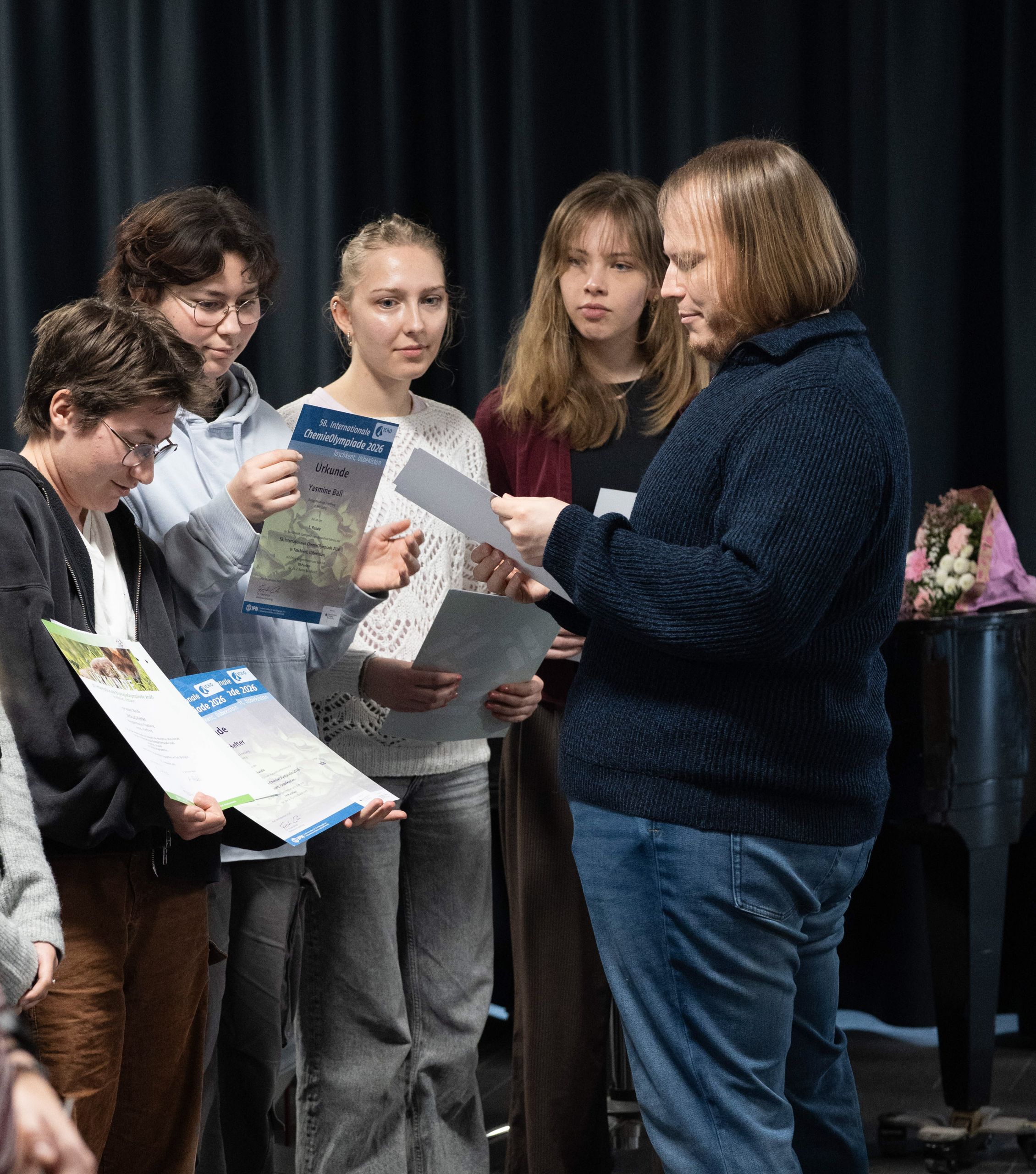 Auf diesem Bild sieht man Herrn Spitznagel beim Überreichen von Urkunden.