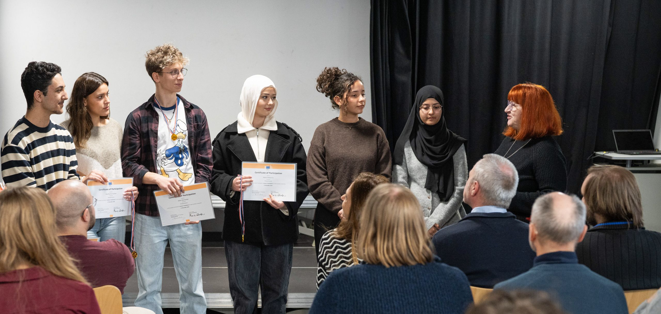 Auf diesem Bild sieht man Frau Knobloch-Neisel und die Teilnehmenden am Übersetzungswettbewerb.