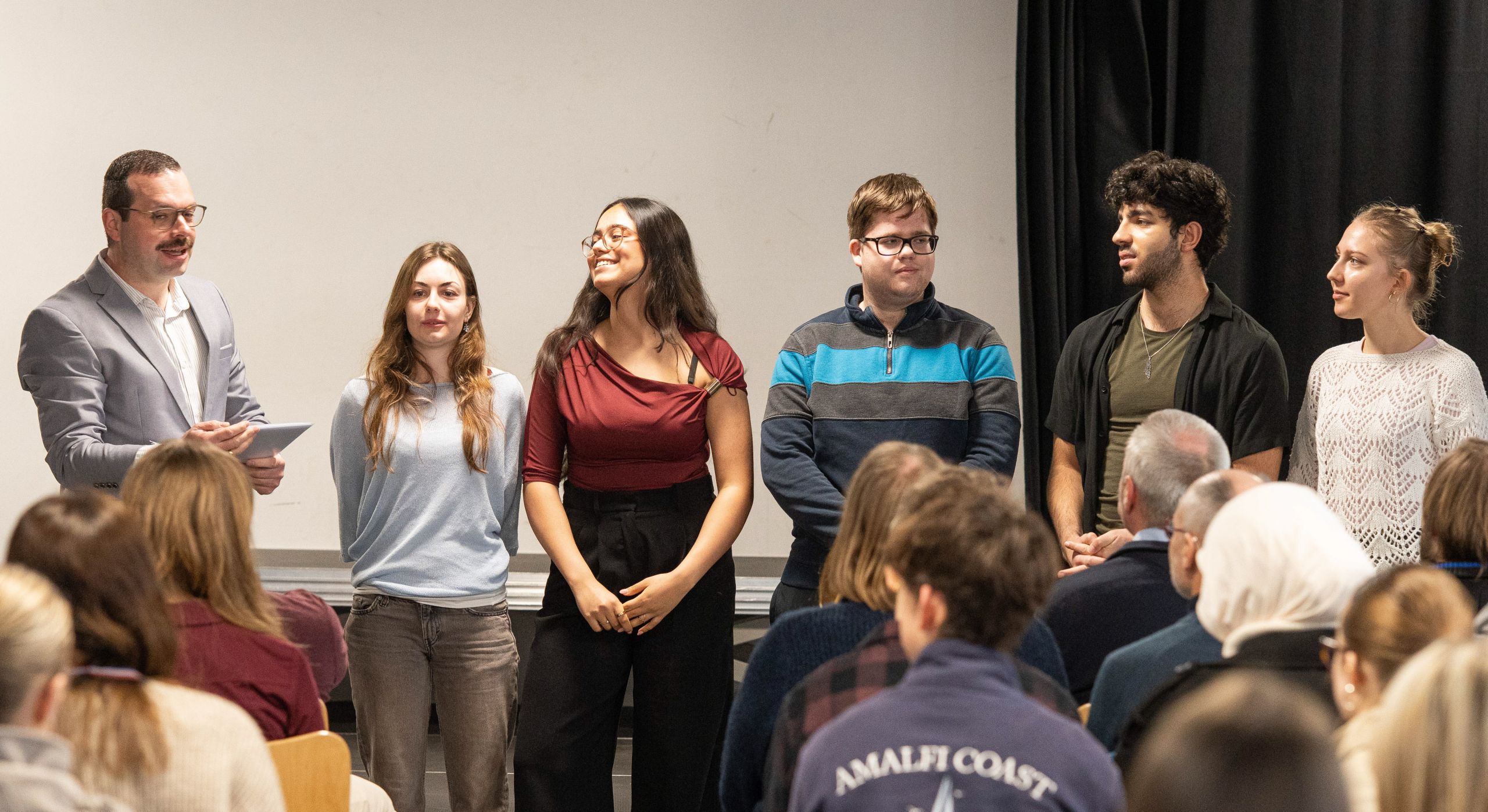 Auf diesem Bild sieht man Herrn Schenk bei seiner Ansprache.