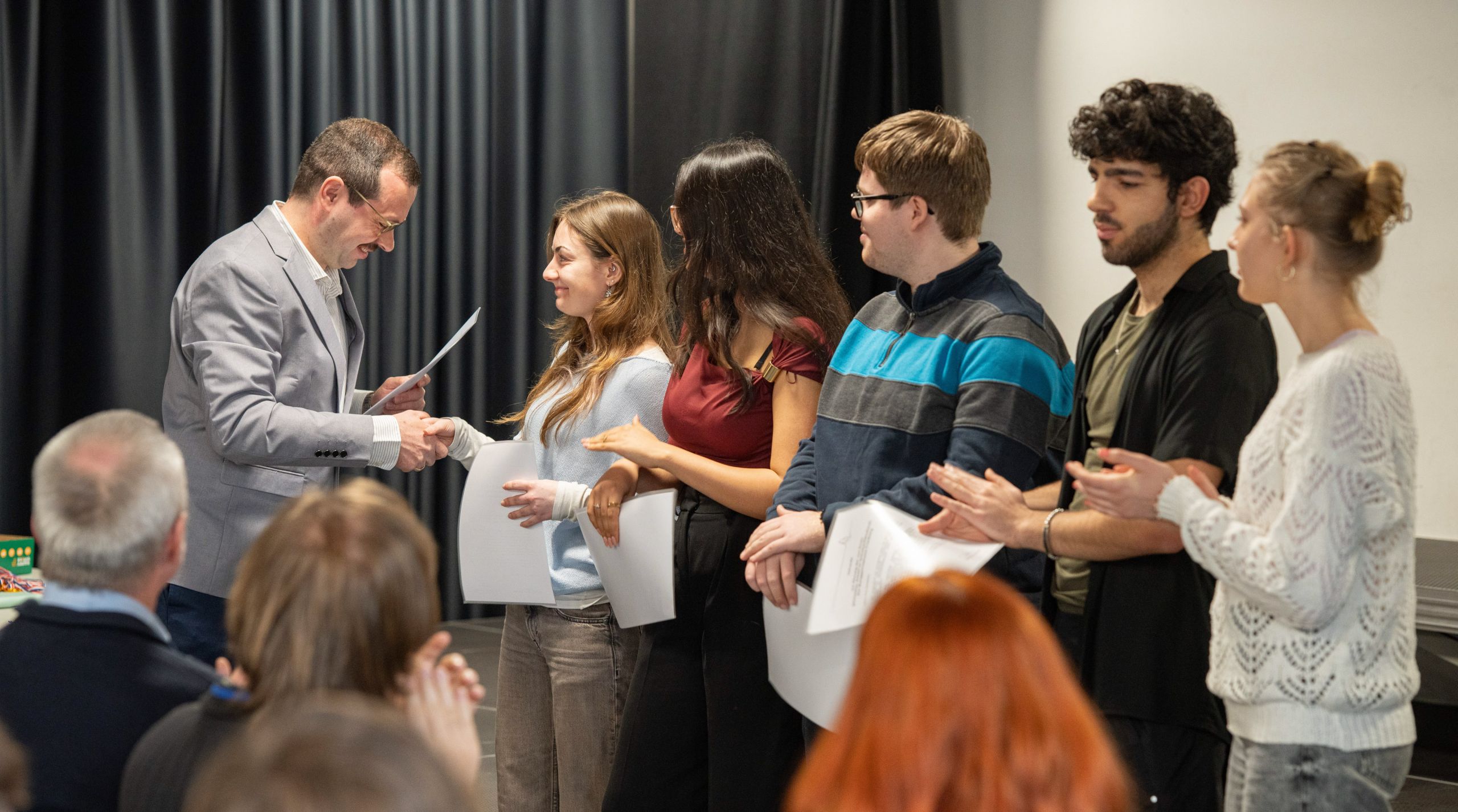 Auf diesem Bild sieht man Herrn Schenk beim Überreichen von Urkunden.