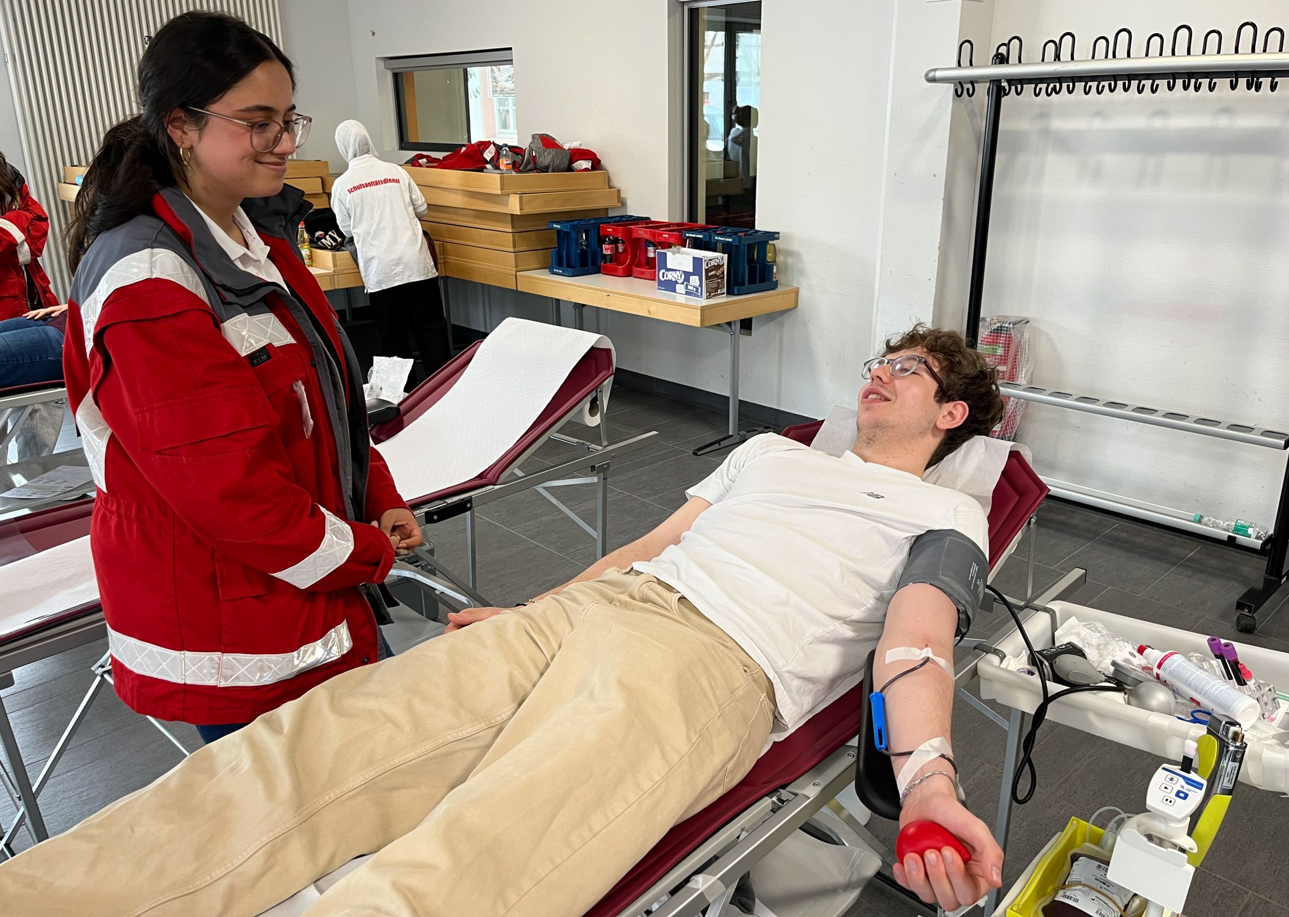 2026-03-17_SJ_BS III Auf diesem Foto sieht man einen blutspendenden ehemaligen Burgschüler in guten Händen des Schulsanitätsdienstes.