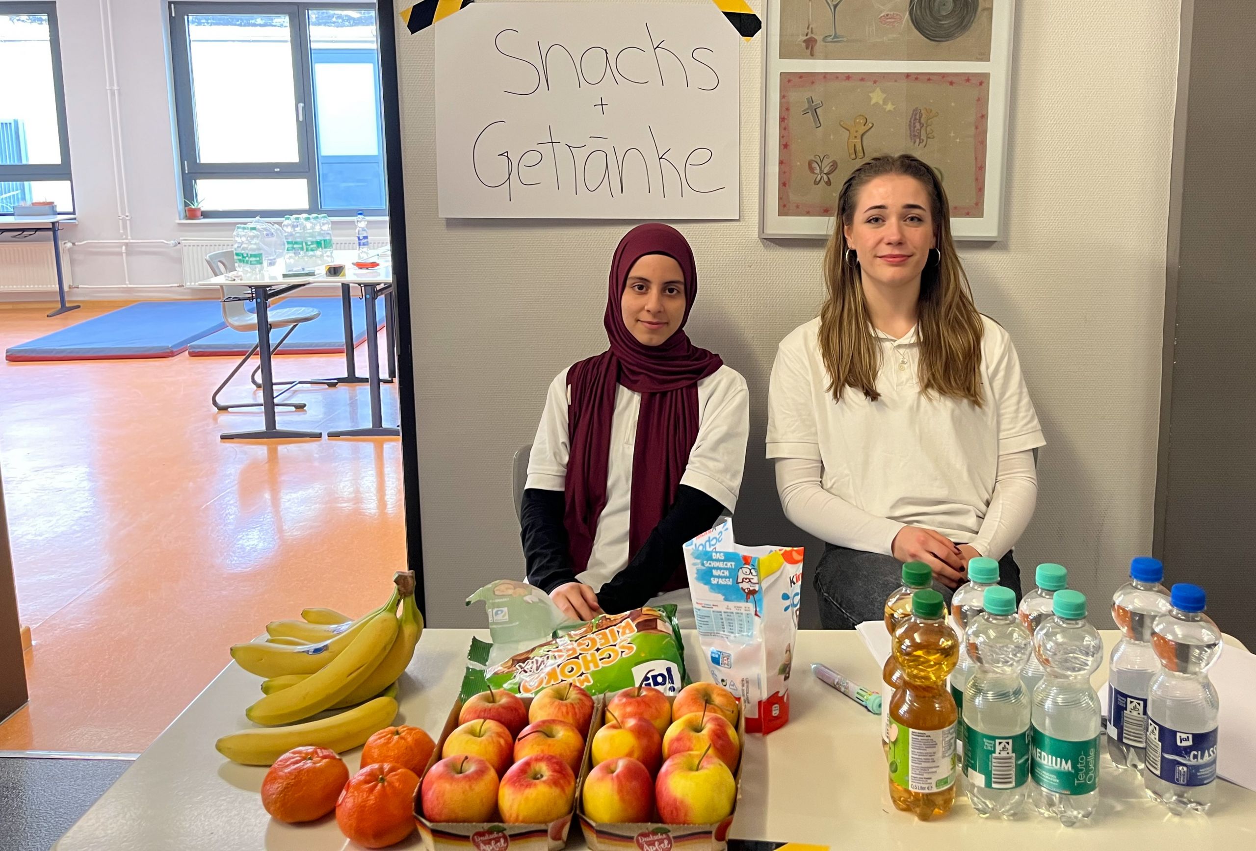 2026-03-17_SJ_BS IV In diesem Foto sieht man zwei Mitglieder des Schulsanitätsdienstes vor dem Erholungsraum der Blutspende.