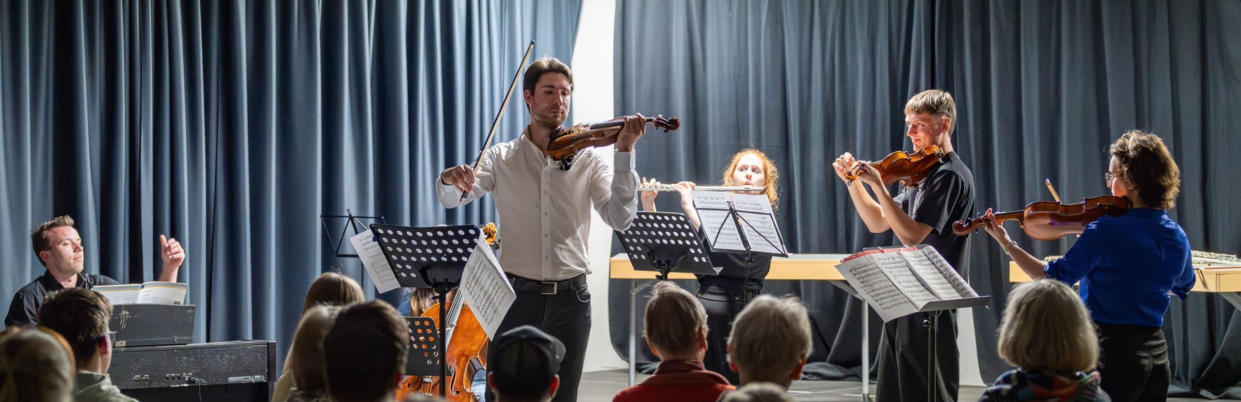 2026-03-24_LP_Wasserkonzert3-2 Dieses Bild zeigt Mitwirkende des Konzerts "Wasser" in Aktion.