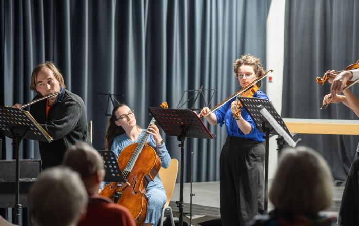 Dieses Bild zeigt Mitwirkende des Konzerts "Wasser" in Aktion.
