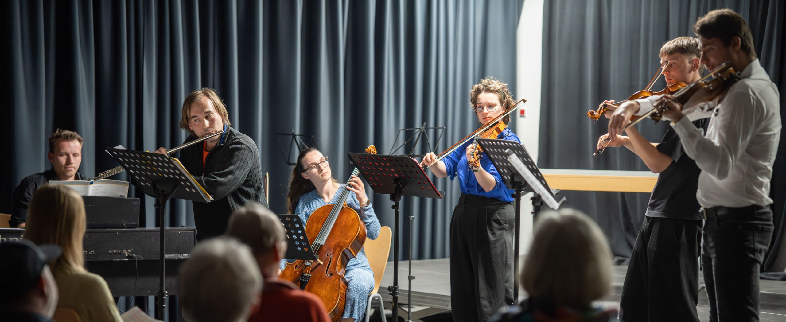 Dieses Bild zeigt Mitwirkende des Konzerts "Wasser" in Aktion.
