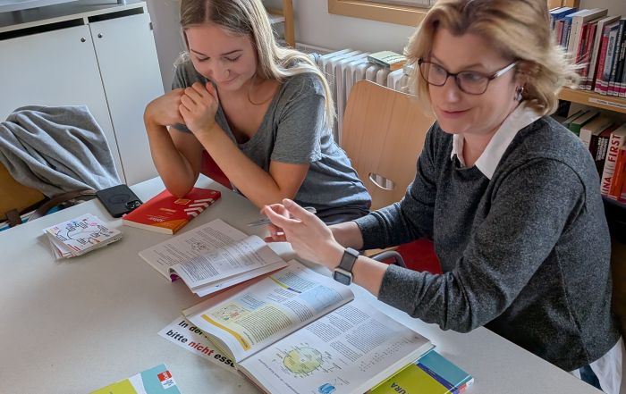 Auf diesem Bild sieht man Frau Gimbel beim Erklären biologischer Zusammenhänge.