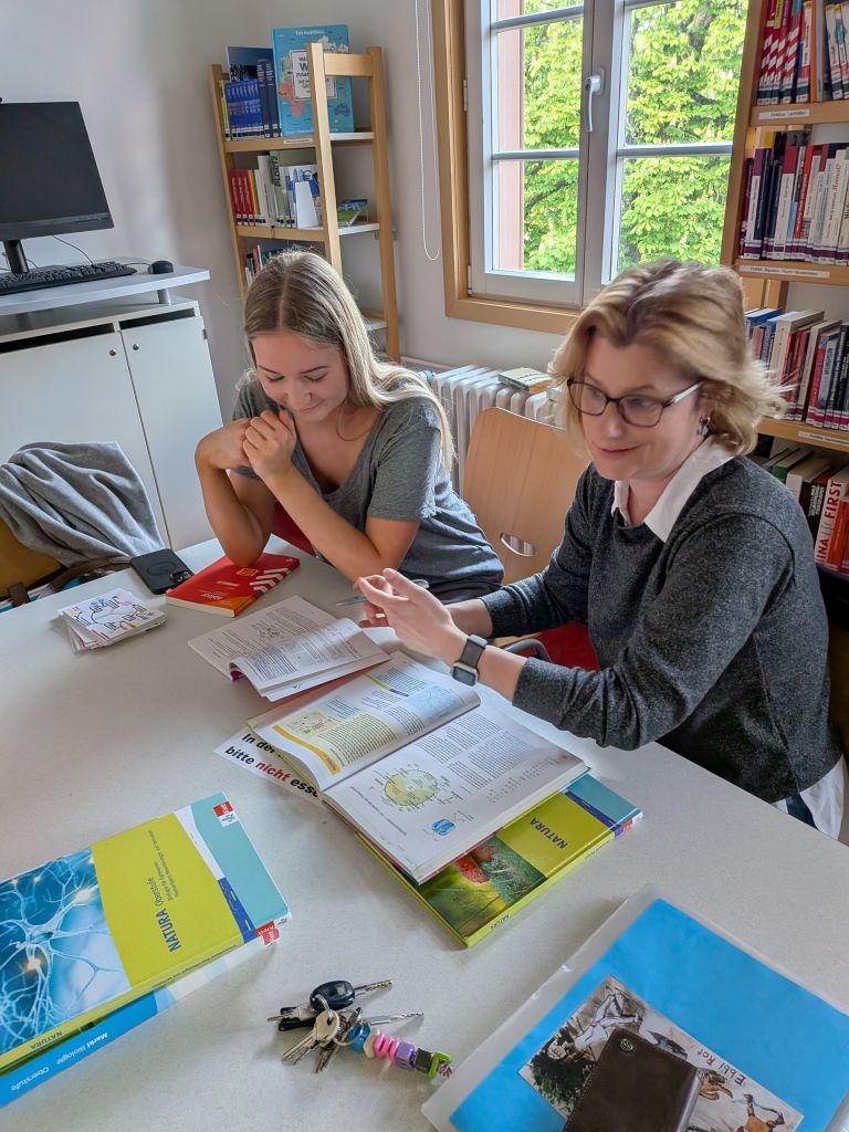 Auf diesem Bild sieht man Frau Gimbel beim Erklären biologischer Zusammenhänge.