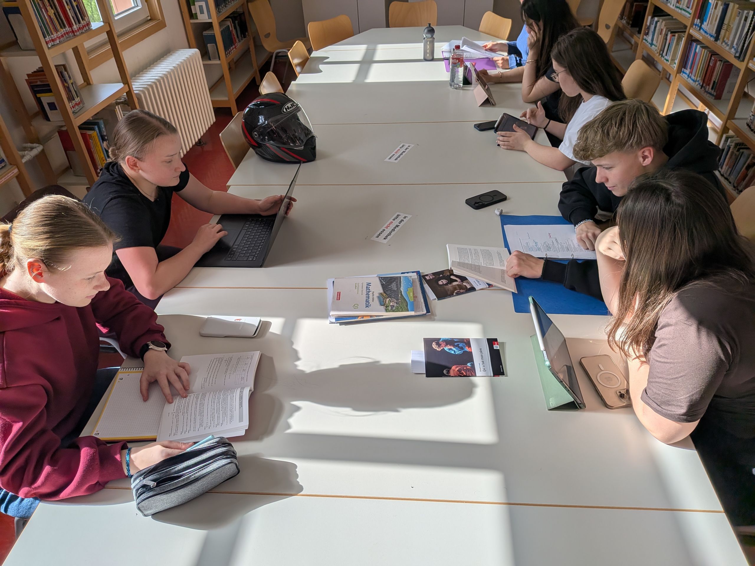 Auf diesem Foto sieht man Teilnehmende an der Büffelnacht im großen Mediotheksraum.