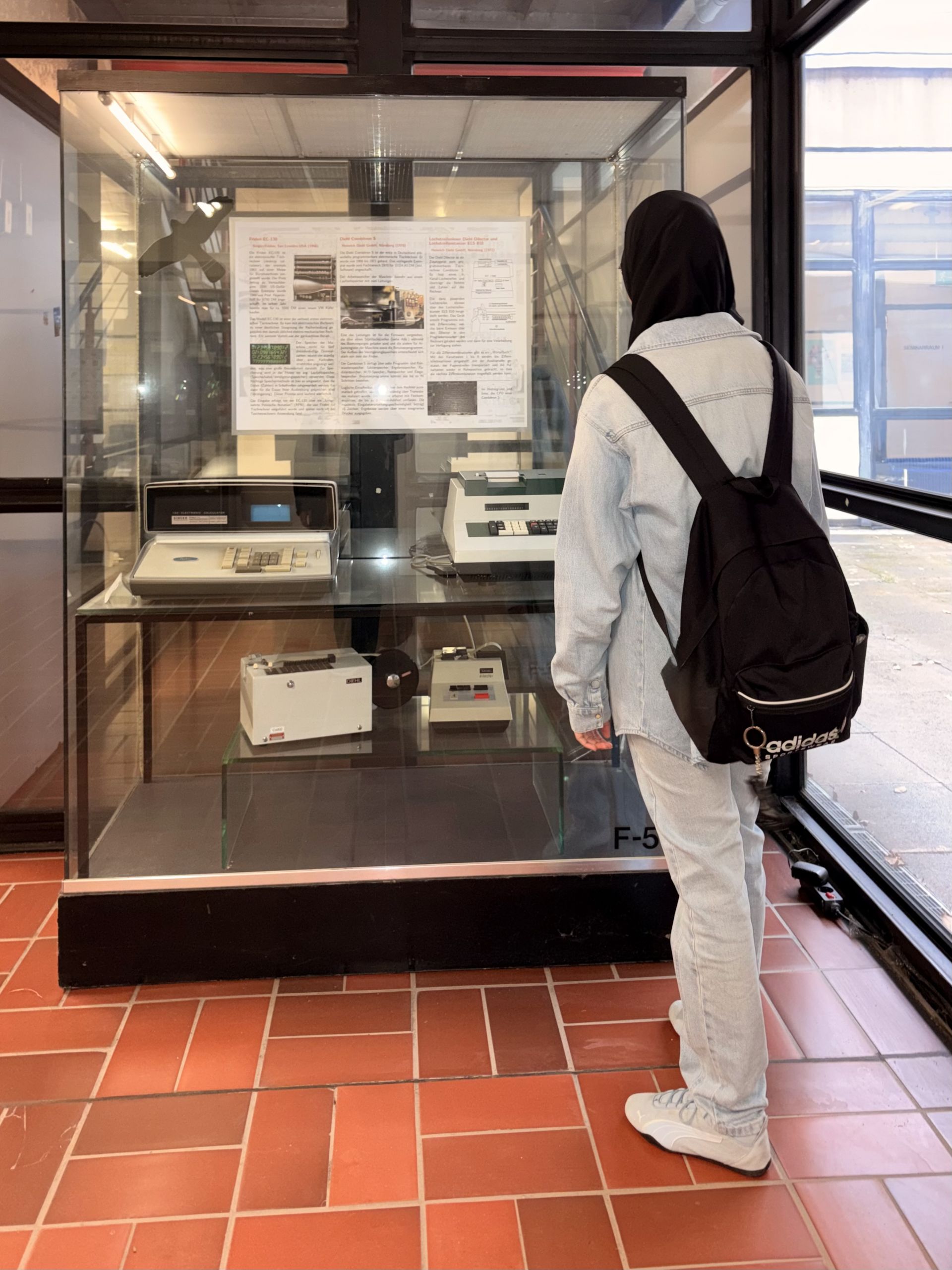 Auf diesem Foto sieht man alte Modelle von Taschenrechnern an der Uni Marburg.