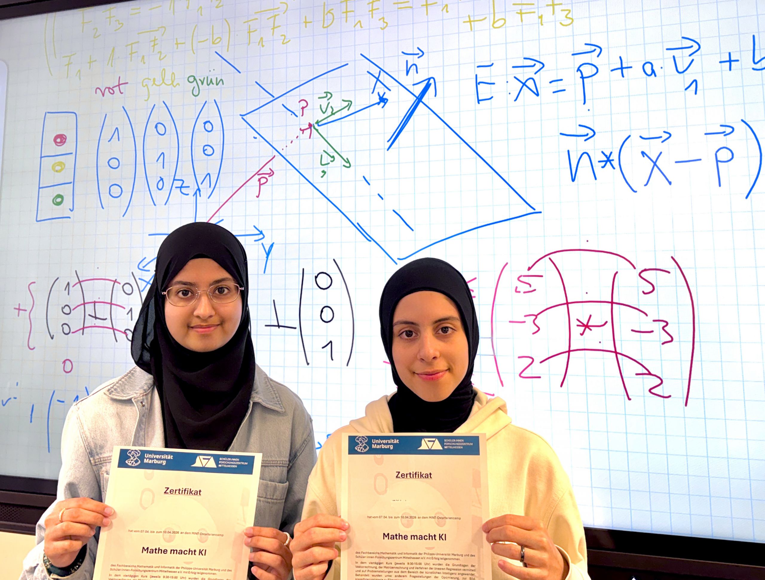 Auf diesen Bild sieht man die beiden Schülerinnen mit ihren Zertifikaten.