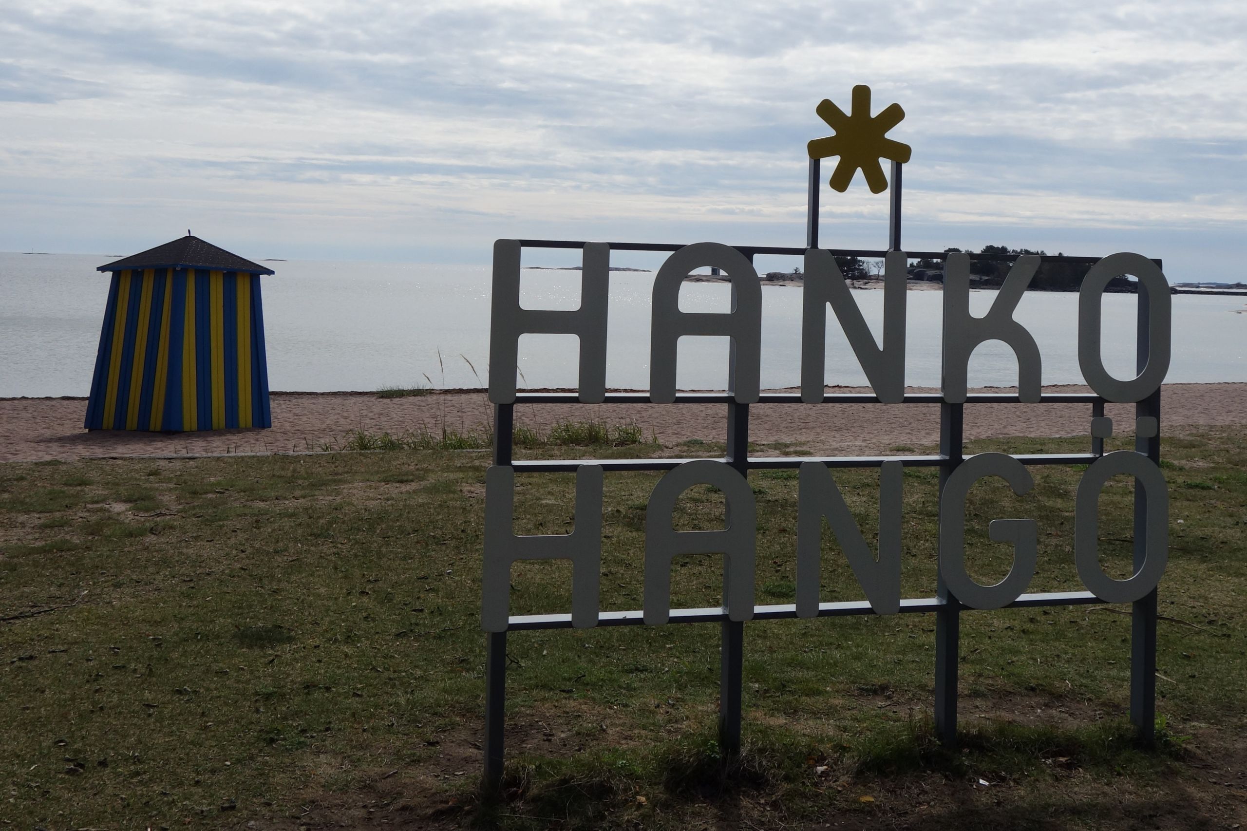 Hier sieht man den Schriftzug des Hangö-Gymnasiums in Hanko in Finnland.