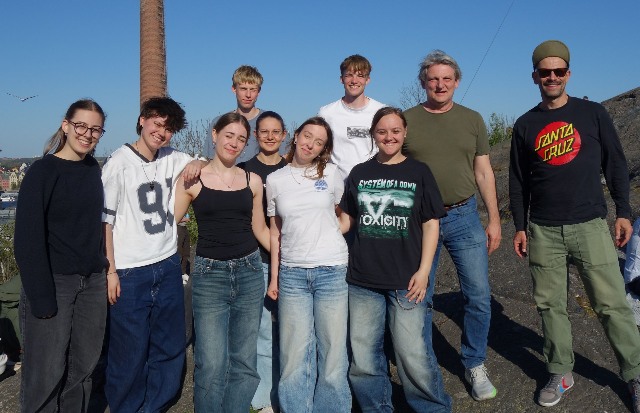 Auf diesem Bild sieht man die Erasmus+-Teilnehmenden mit Herrn Hesse und Herrn Berlenbach.