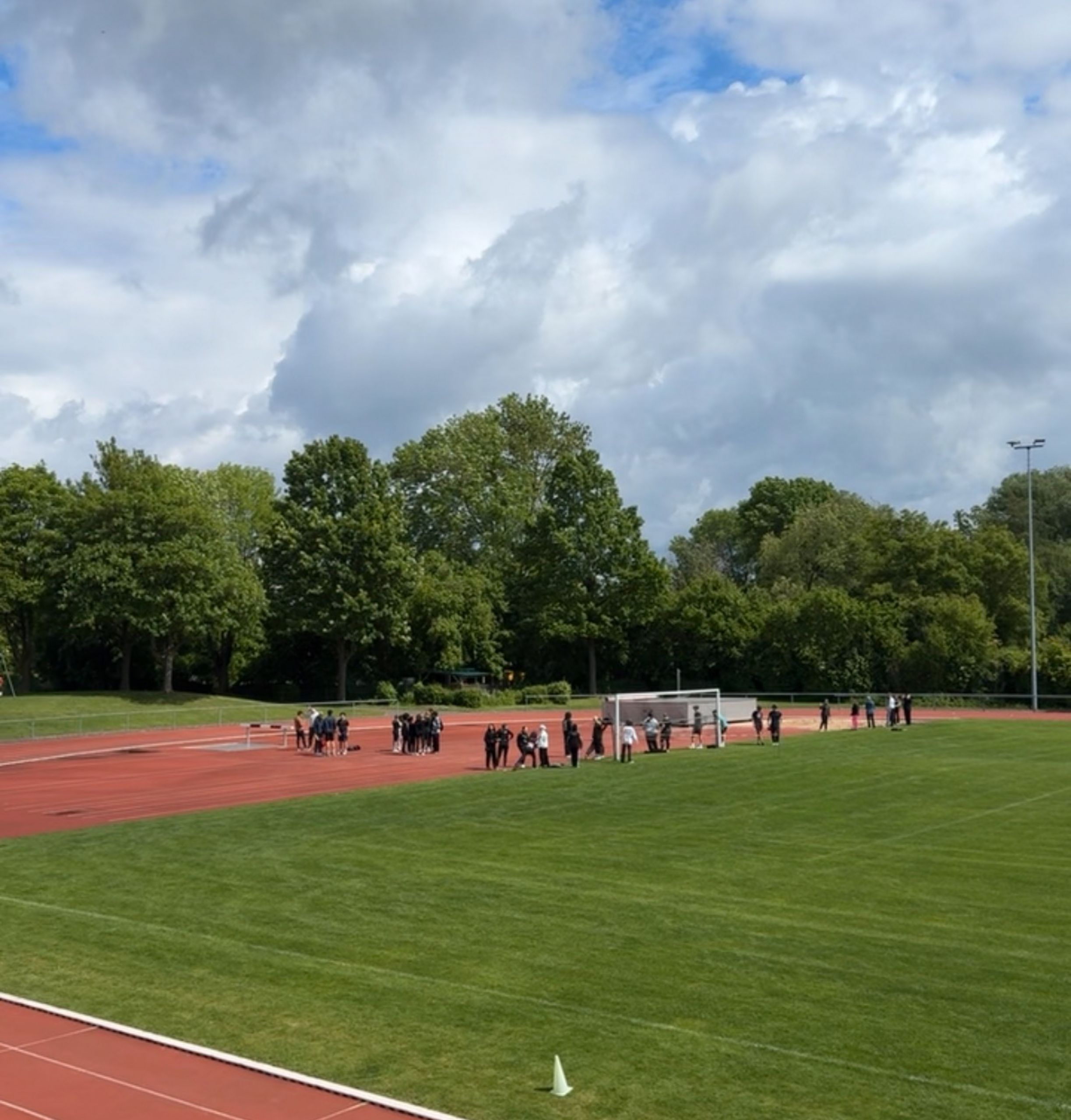 Auf diesem Bild sieht man Vorbereitungen zum Sportfest der E-Phase des Burggymnasiums Friedberg.