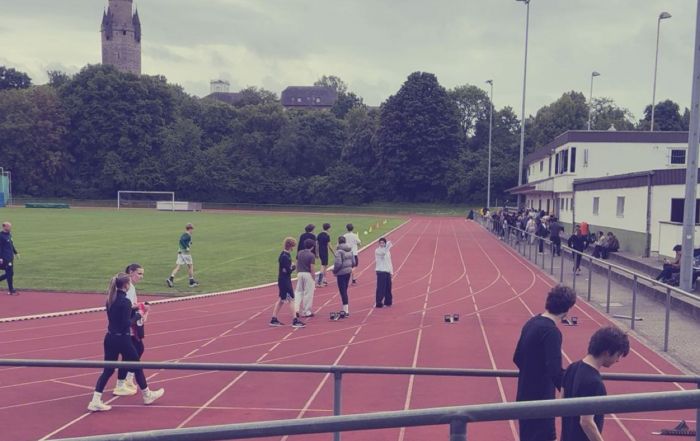 Auf diesem Bild sieht man Teilnehmende am Sportfest der E-Phase des Burggymnasiums Friedberg.