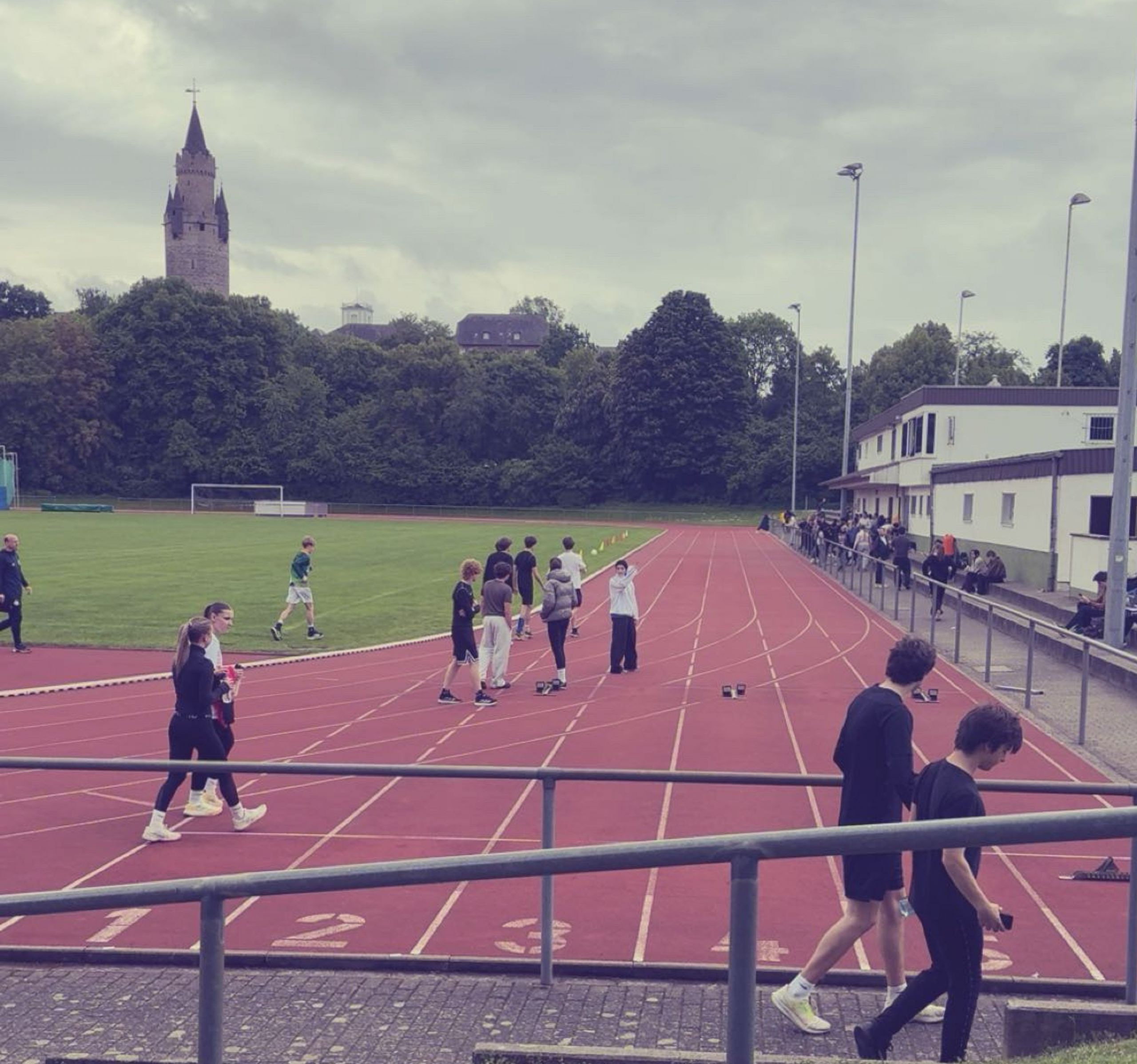 Auf diesem Bild sieht man Teilnehmende am Sportfest der E-Phase des Burggymnasiums Friedberg.