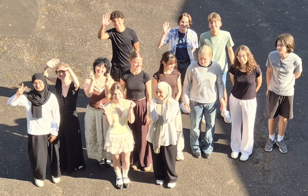 Schülerinnen und Schüler der Klasse E12f beim Schreibprojekt „Seelenschmerz“