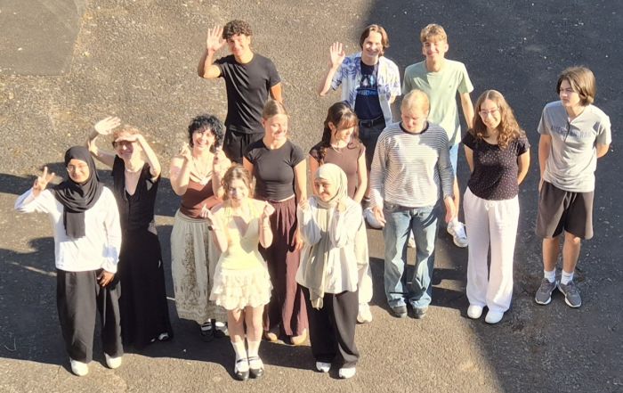 Schülerinnen und Schüler der Klasse E12f beim Schreibprojekt „Seelenschmerz“