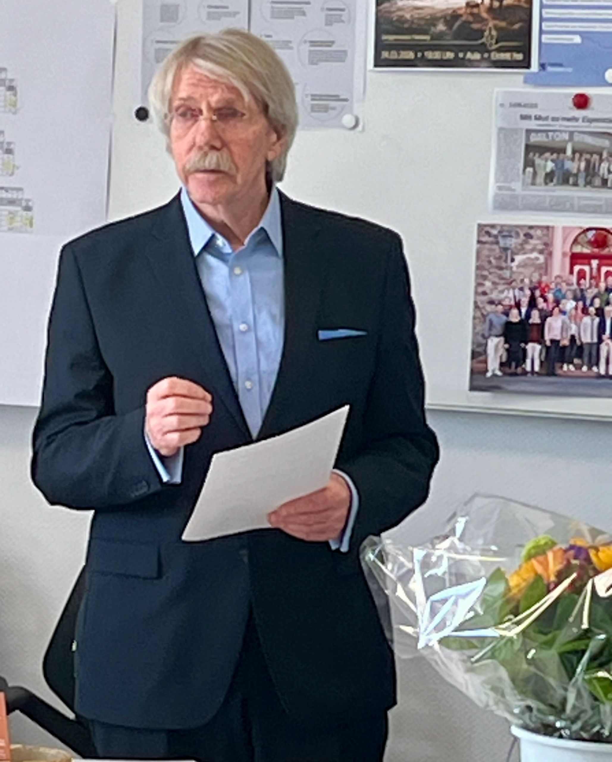 Auf diesem Bild sieht man den Künstler Kurt Schönewolf beim Festakt zur Übergabe des Faust-Bilderzyklus.
