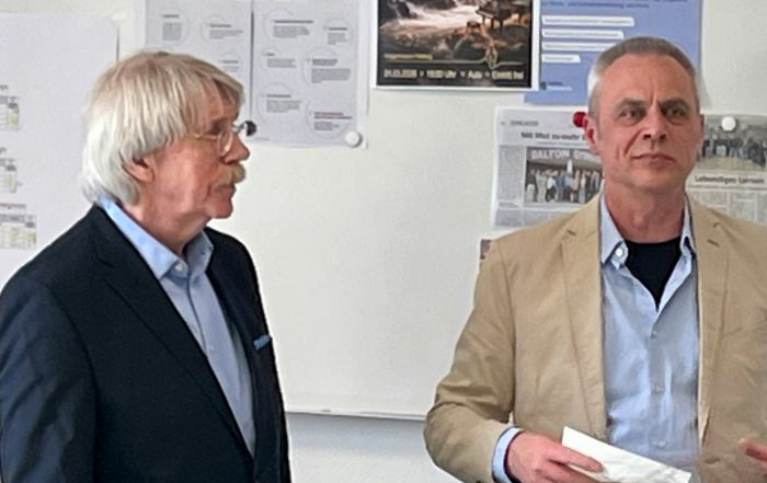 Auf diesem Bild sieht man den Künstler Kurt Schönewolf und den Schulleiter Ingo Baumgarten beim Festakt zur Übergabe des Faust-Bilderzyklus.