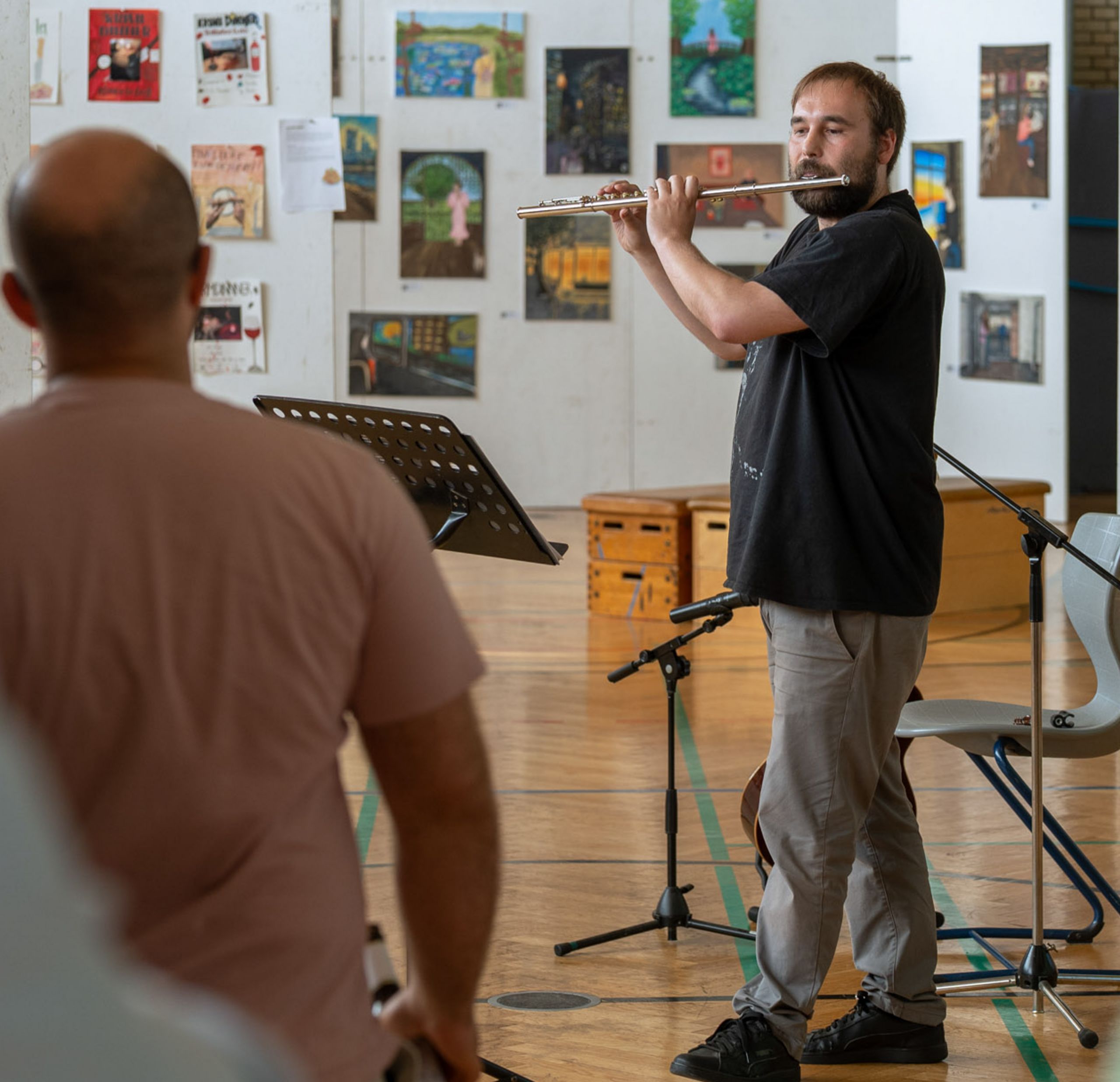 Auf diesem Foto sieht man Herrn Weiss beim Querflötespielen.