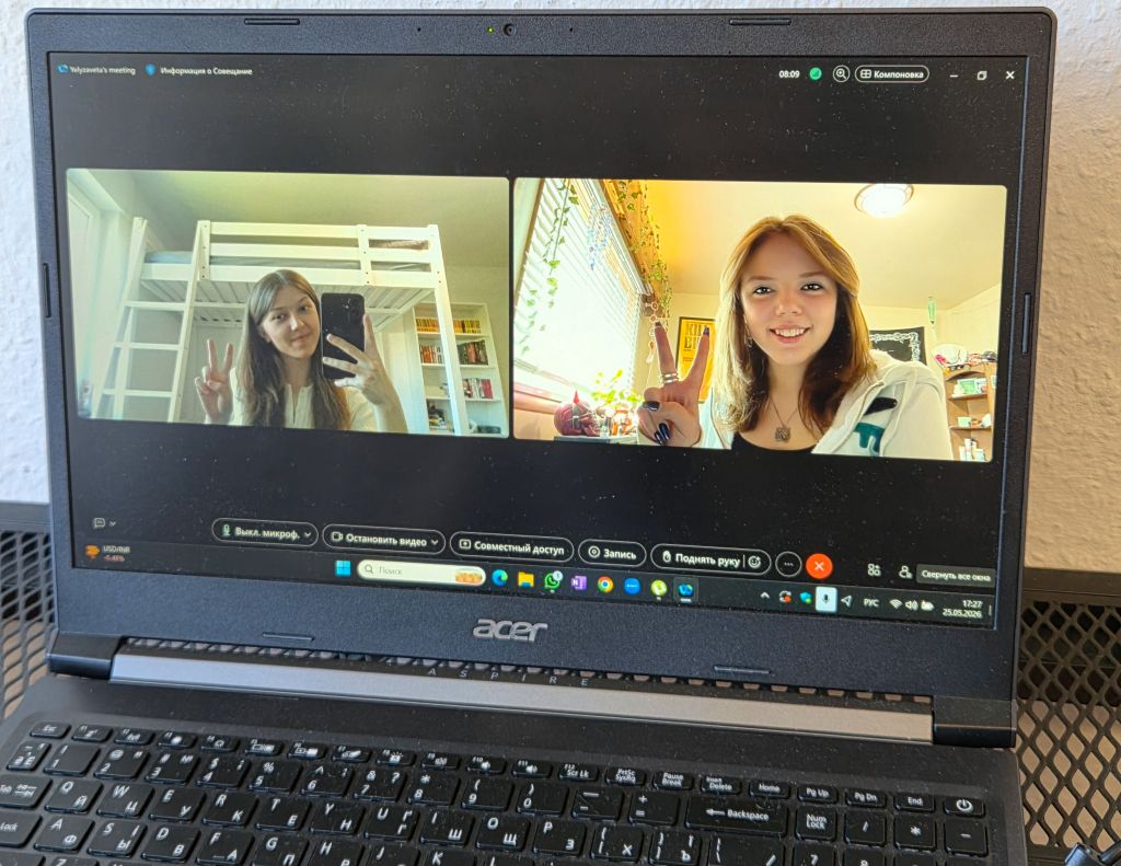 Dieses Bild zeigt Liza vom Burggymnasium und Sydrah aus Kanada bei einer ihrer Videokonferenzen.