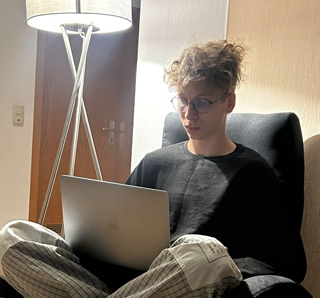 Das Foto zeigt Hlieb Marchenko bei seiner Arbeit am Projekt für "Jugend gründet".