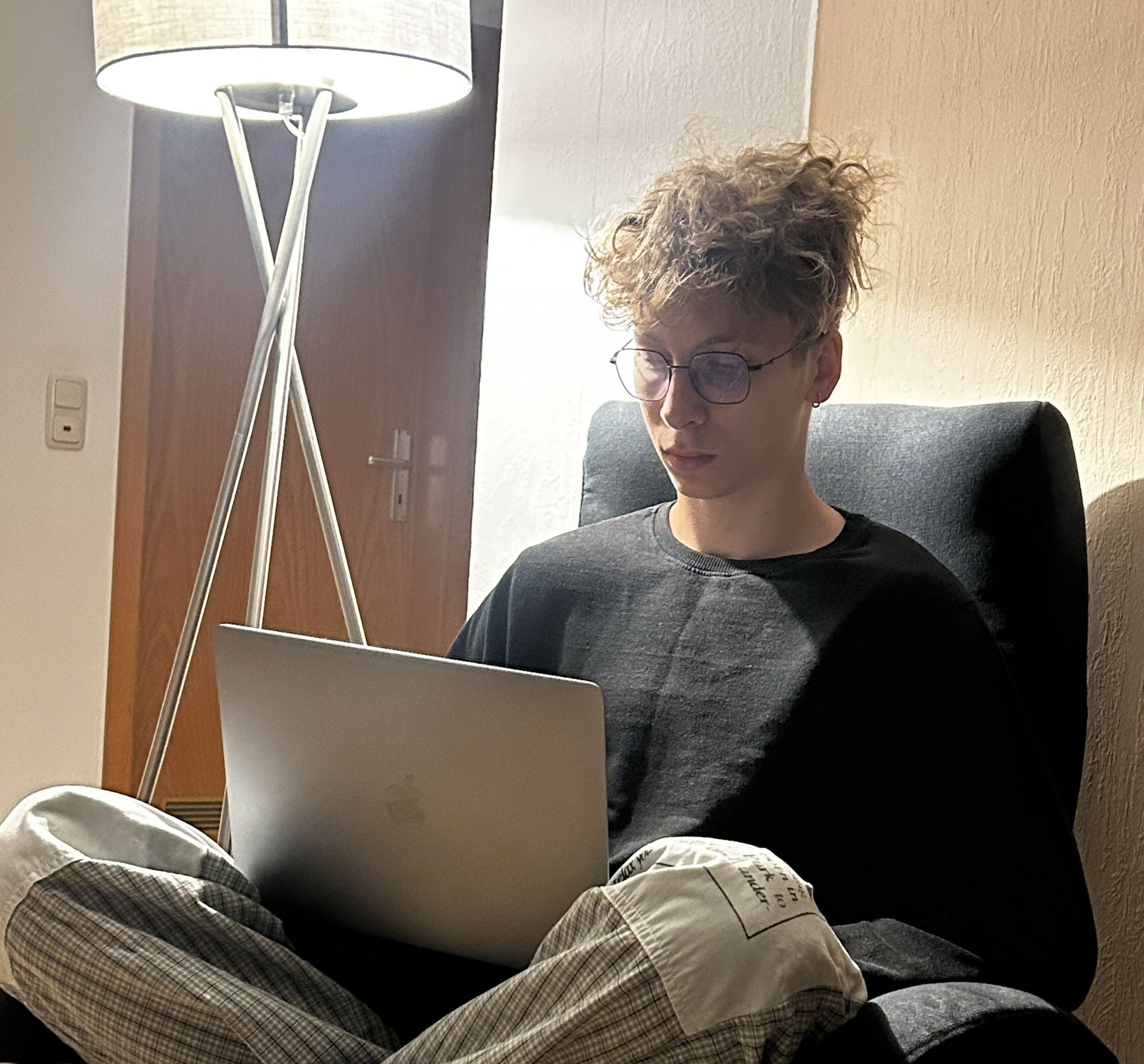 Das Foto zeigt Hlieb Marchenko bei seiner Arbeit am Projekt für "Jugend gründet".