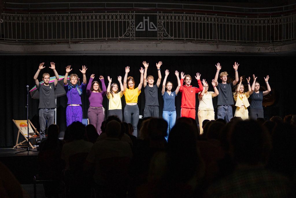 Ensemble des Darstellenden Spiels bei der Aufführung von Fühl mal im Theater Altes Hallenbad
