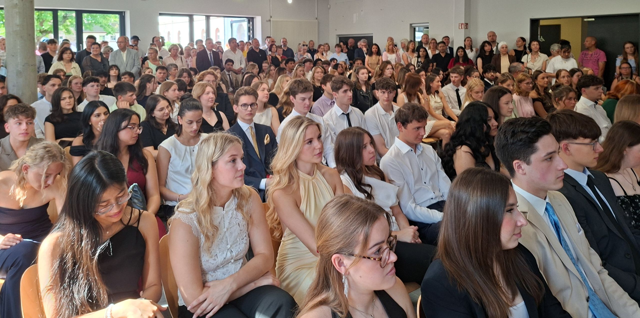 20260618_KR_Aula von vorne rechts-2 Das Foto zeigt die vollbesetzte Aula des Burggymnasiums.