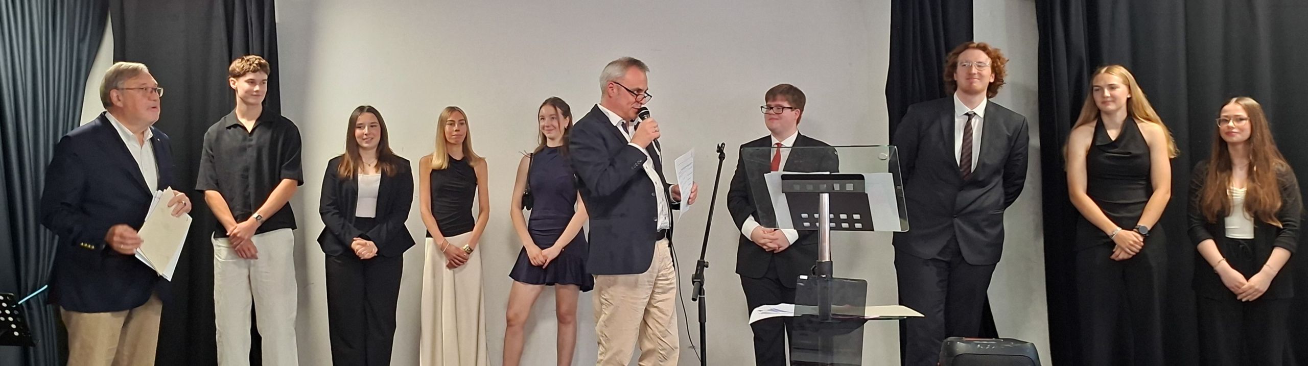20260618_KR_Ehrung komplett3-2 Das Foto zeigt Herrn Baumgarten und Herrn Ulrich beim Ehren der Schülerinnen und Schüler.