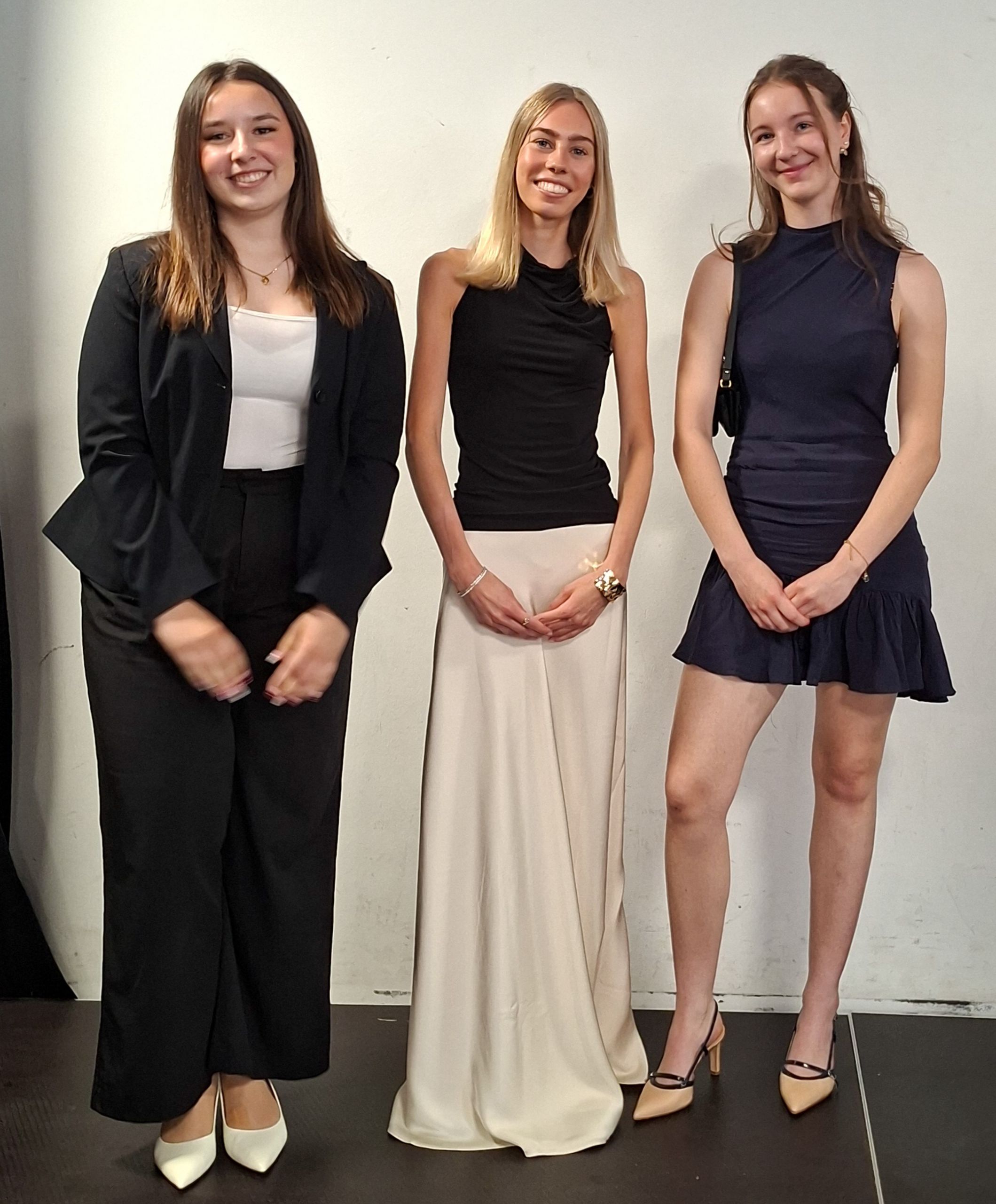 20260618_KR_Fremdsprachenpreis1-2 Das Foto zeigt die drei Trägerinnen des Fremdsprachenpreises.