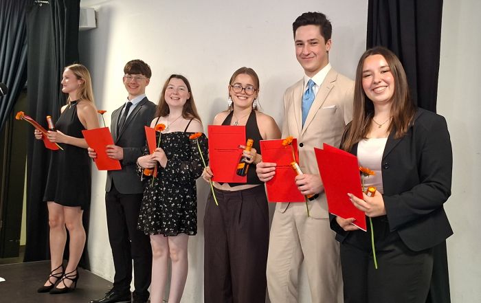 Das Foto zeigt die Tutorengruppe WT mit ihren Abiturzeugnissen.