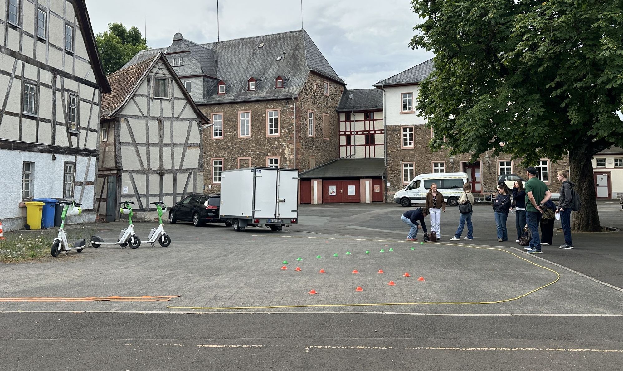 E-Scooter-Parcours bei der Verkehrserziehung am Burggymnasium Friedberg