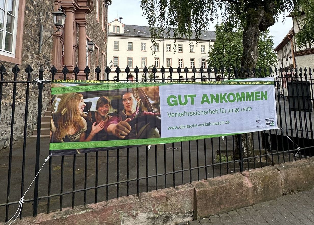 Banner „Gut ankommen“ zur Verkehrssicherheit für junge Leute am Burggymnasium Friedberg