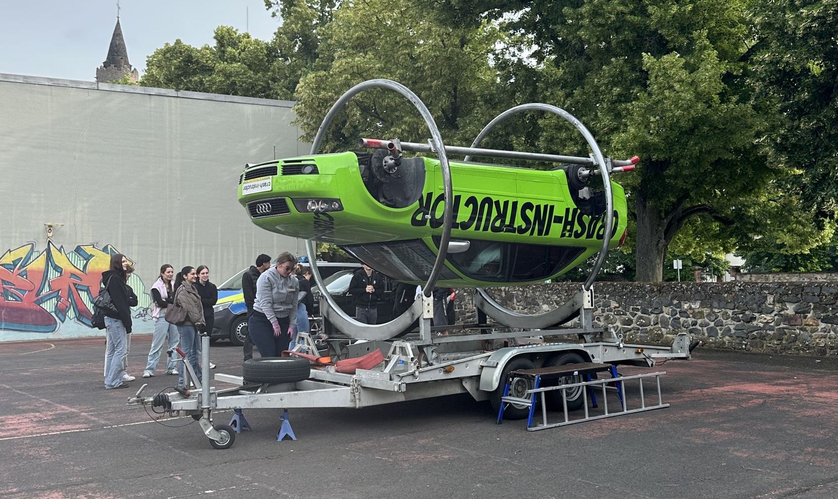 Crash-Instructor-Überschlagsimulator bei der Verkehrserziehung am Burggymnasium Friedberg
