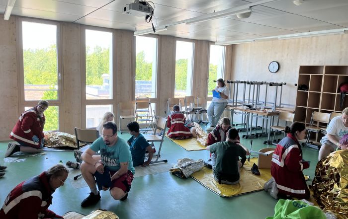 Schulsanitätsdienst des Burggymnasiums bei einer praktischen Erste-Hilfe-Aufgabe