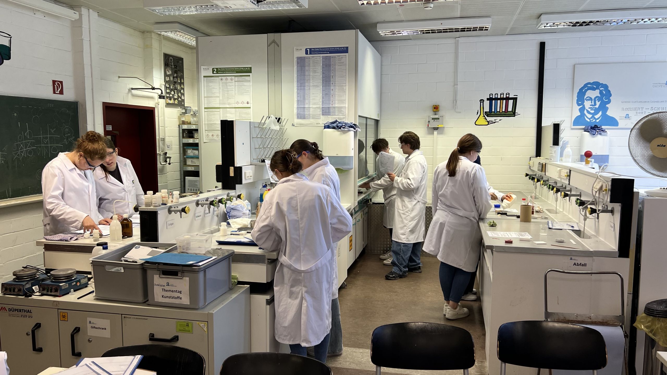 Chemie-Leistungskurs bei der Arbeit an mehreren Laborstationen