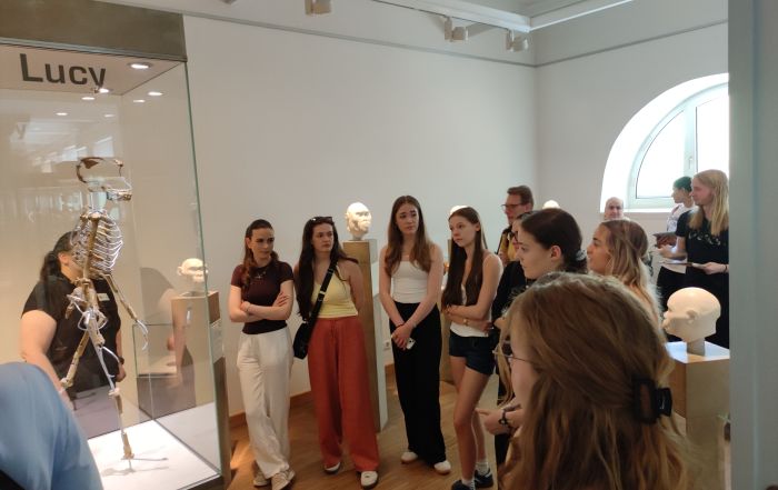 Schülerinnen und Schüler vor der Lucy-Ausstellung im Senckenbergmuseum