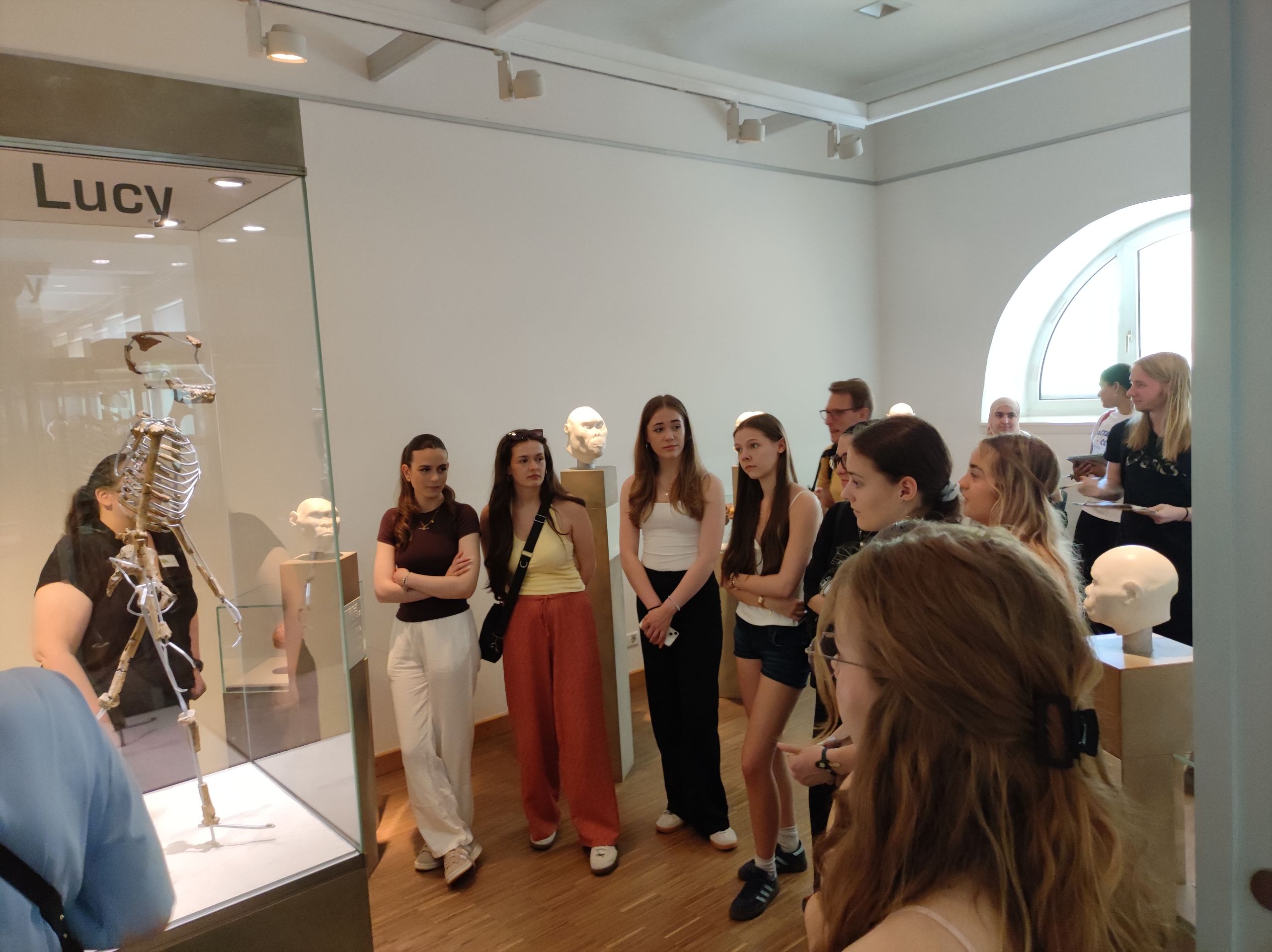 Schülerinnen und Schüler vor der Lucy-Ausstellung im Senckenbergmuseum