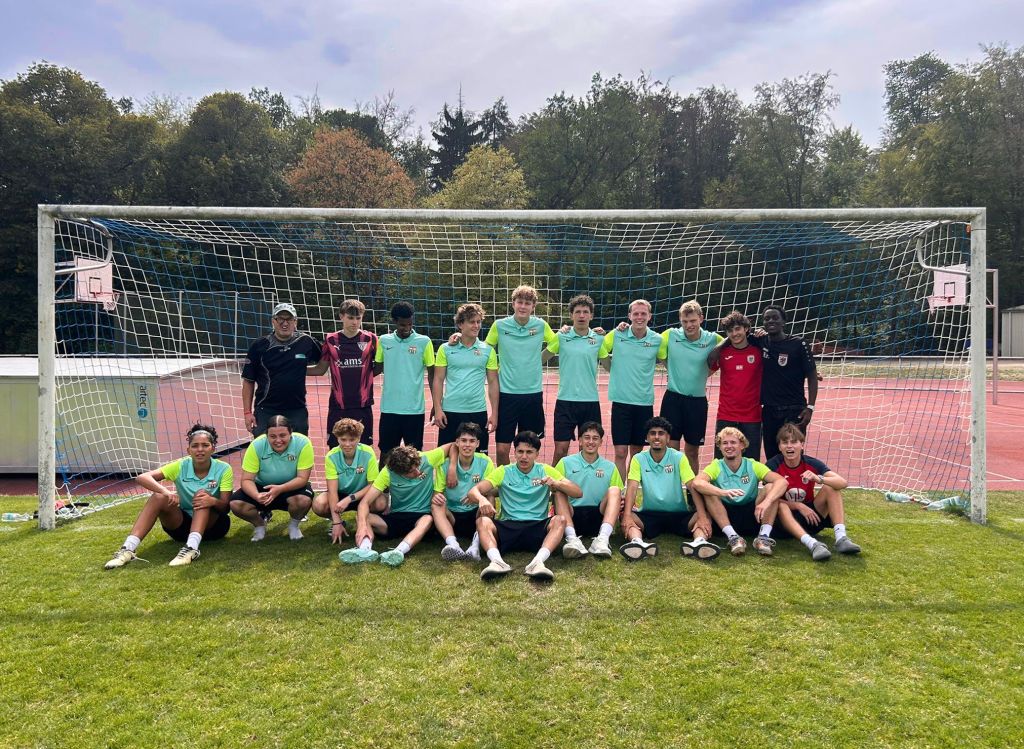Gruppenfoto der Fußballmannschaft beim Oberstufencup 2026 vor einem Fußballtor auf dem Sportplatz, hintere Reihe stehend, vordere Reihe sitzend im Gras.