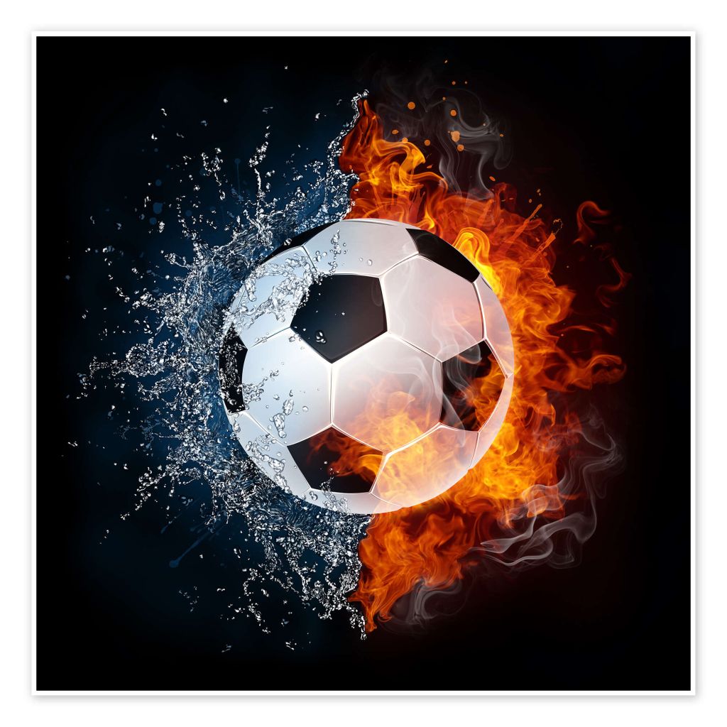 Schwarz-weißer Fußball zwischen spritzendem Wasser links und orangefarbenen Flammen rechts vor schwarzem Hintergrund.